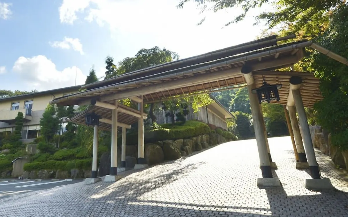 Gora Hanaougi, entrance porte cochere and timber facade, Hakone