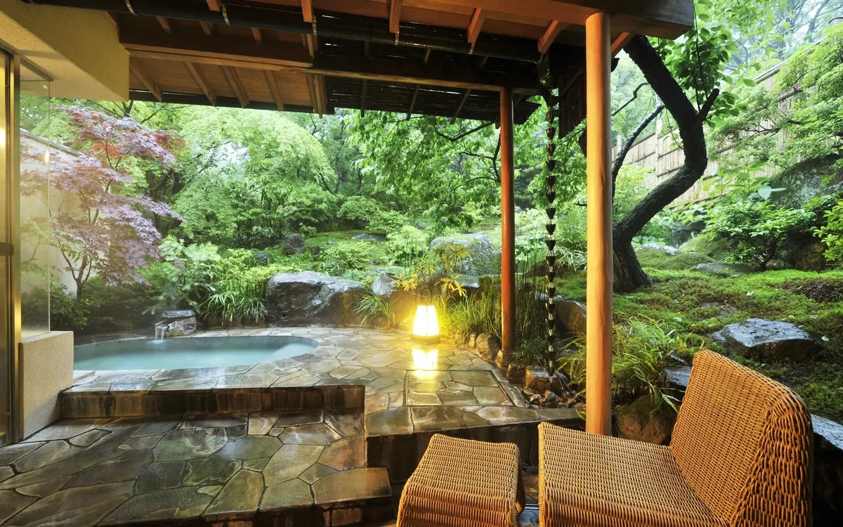 Gora Kadan, open air onsen bath under the eaves with greenery, Hakone