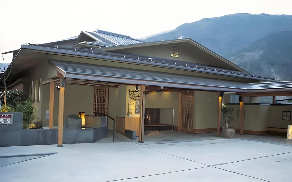 Hakone Ginyu, ryokan exterior against the Hakone mountains, Hakone