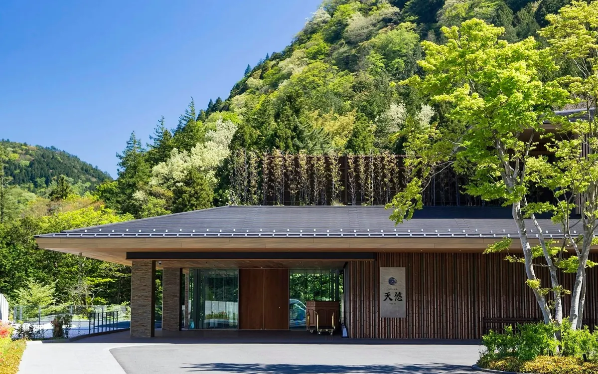 Hakone Kowakien Ten-yu, main building exterior with mountain backdrop, Hakone