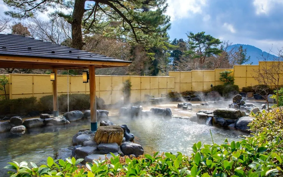 Hakone Kowakien Ten-yu, open air onsen bath with autumn foliage, Hakone