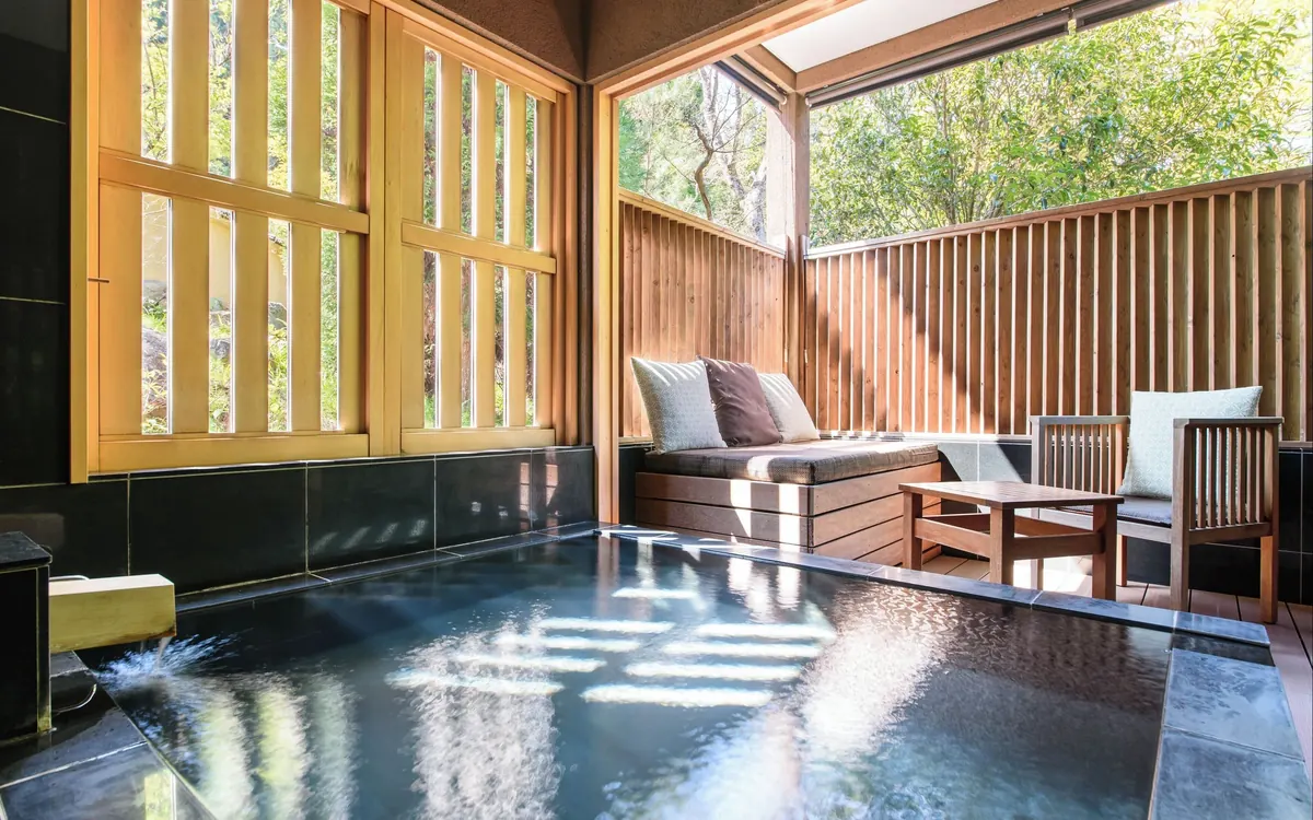 Hakone Suishoen, open air onsen bath with wooden screens, Hakone