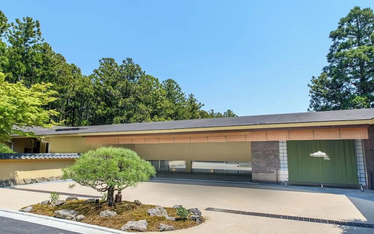 Hakone Suishoen, entrance approach with garden and pine, Hakone
