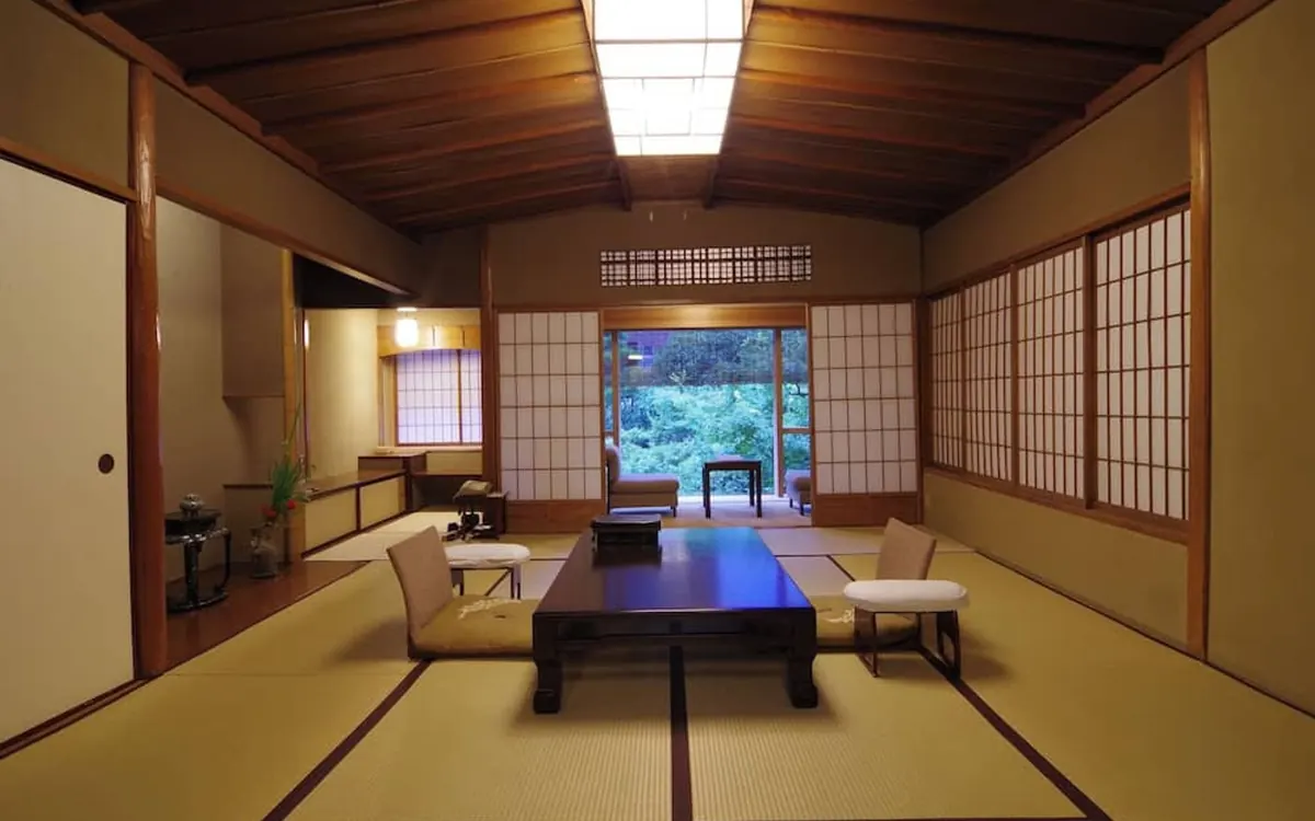 Hiiragiya, tatami guest room with low table and garden window, Kyoto
