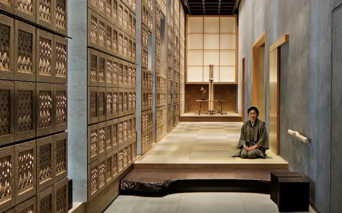 HOSHINOYA Tokyo, ground floor entrance hall with cypress pillars and the lattice wall, Otemachi