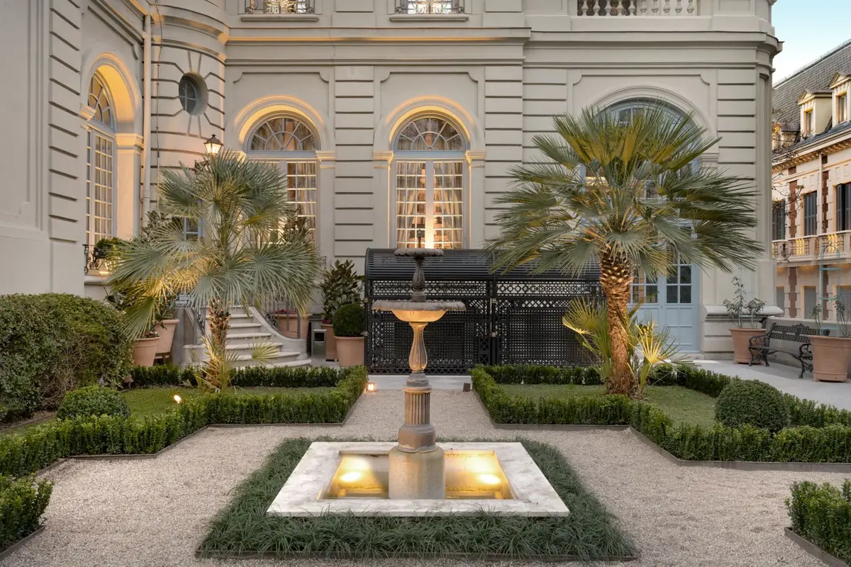 The garden at Santo Mauro with a stone fountain, box hedging and gravel paths