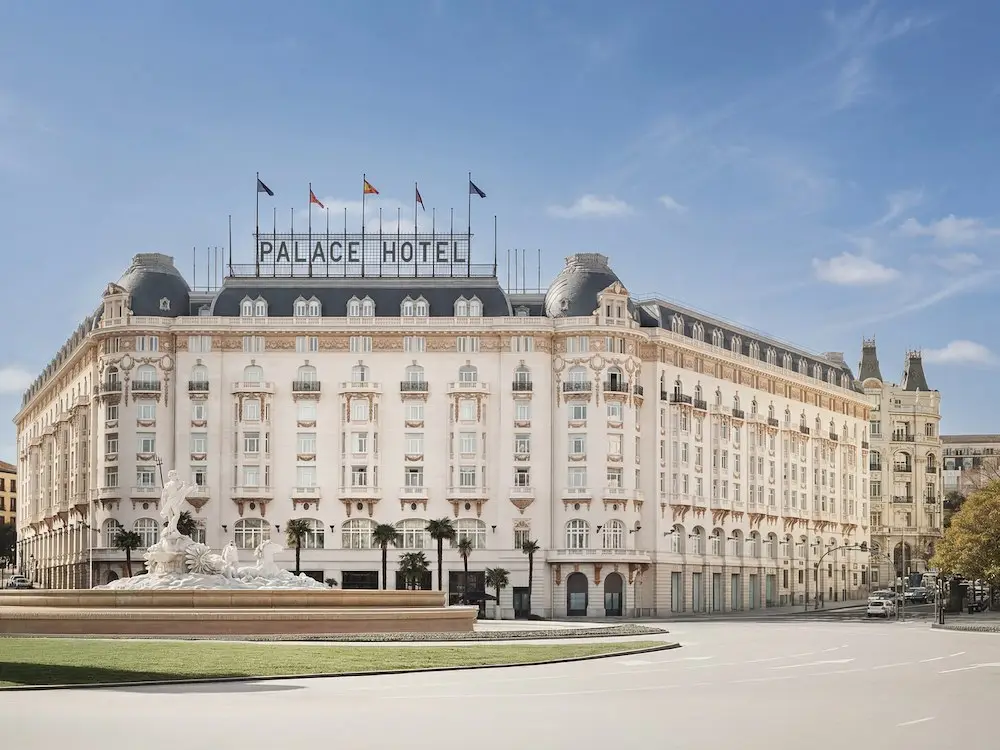The long curved facade of The Palace Madrid on Plaza de las Cortes