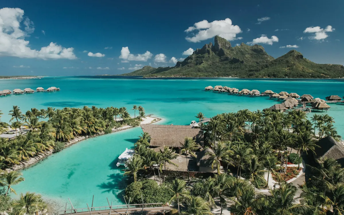 Four Seasons Resort Bora Bora, photograph 2, Motu Tehotu, east side of the lagoon