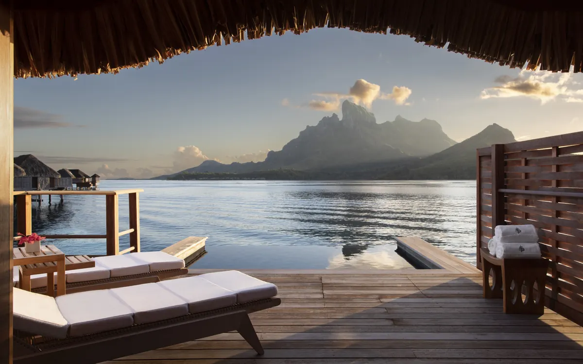Four Seasons Resort Bora Bora, photograph 3, Motu Tehotu, east side of the lagoon