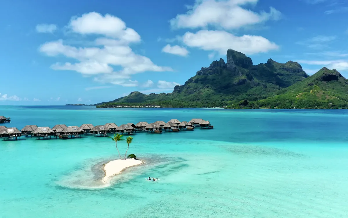 Four Seasons Resort Bora Bora, photograph 4, Motu Tehotu, east side of the lagoon