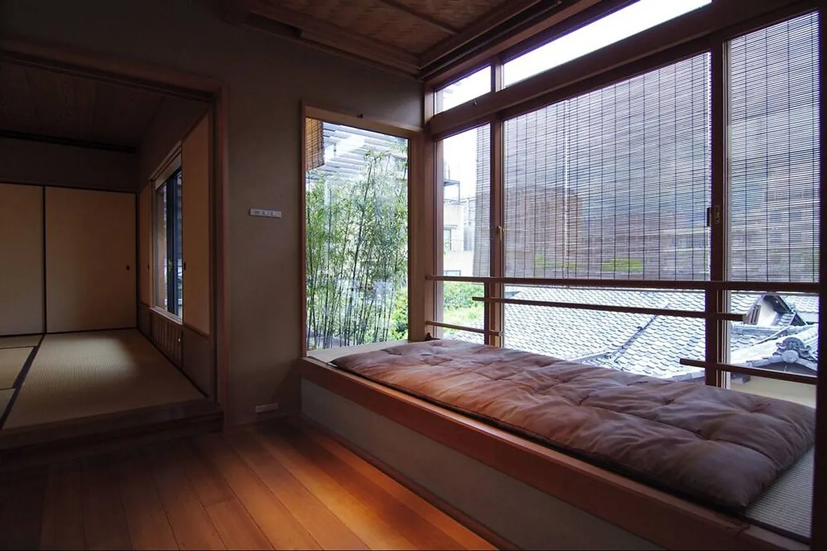 Hiiragiya Ryokan, a futon on the low daybed beneath a lattice window, Kyoto