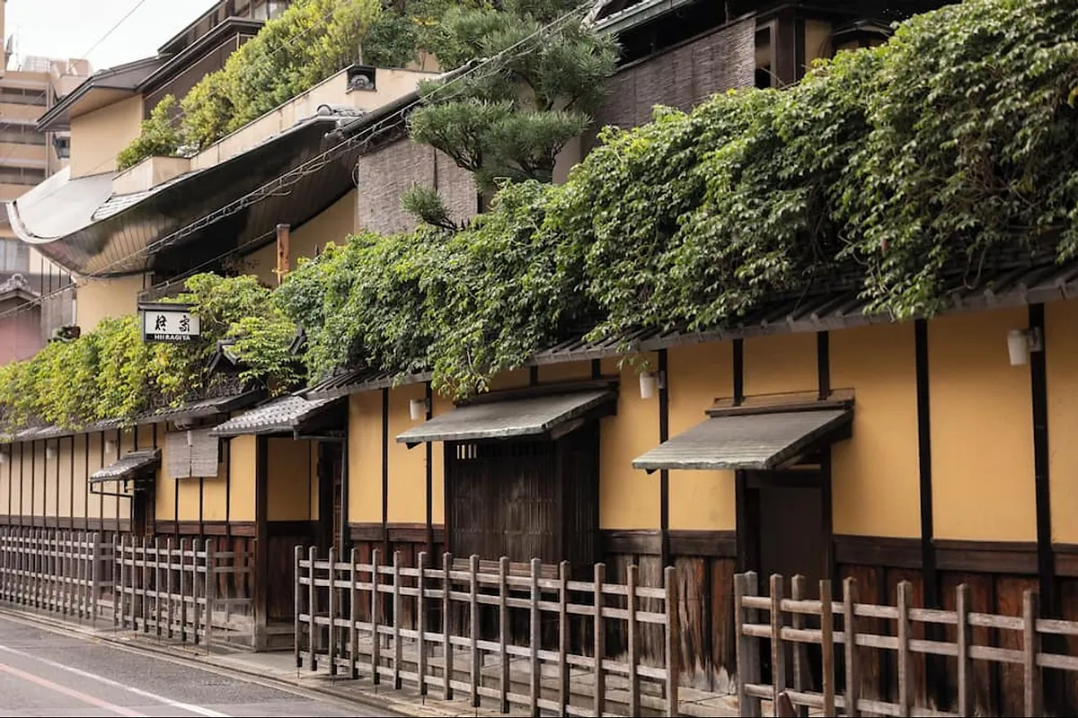 Hiiragiya Ryokan, the dark timber street frontage with greenery along the roof, Kyoto