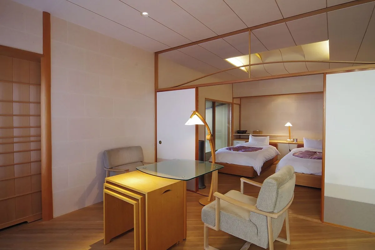 Hiiragiya Ryokan, twin beds with desk and armchairs in the annexe, Kyoto
