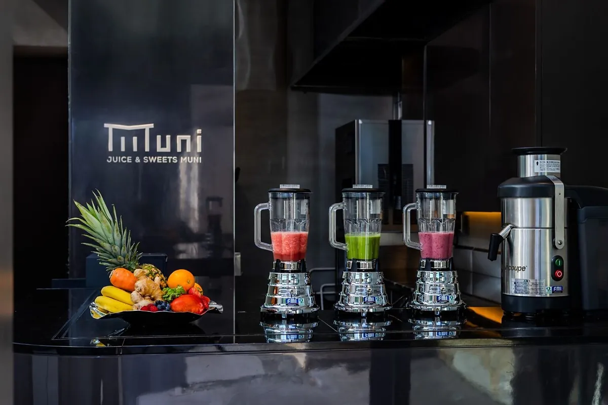 MUNI KYOTO, the juice and sweets bar with three blenders, Kyoto