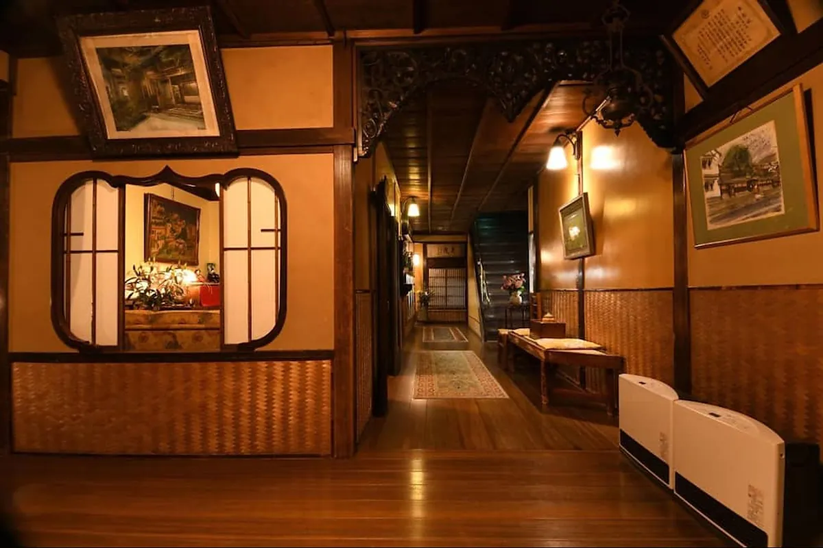 Seikoro Ryokan, the wood panelled corridor hung with framed pictures, Kyoto