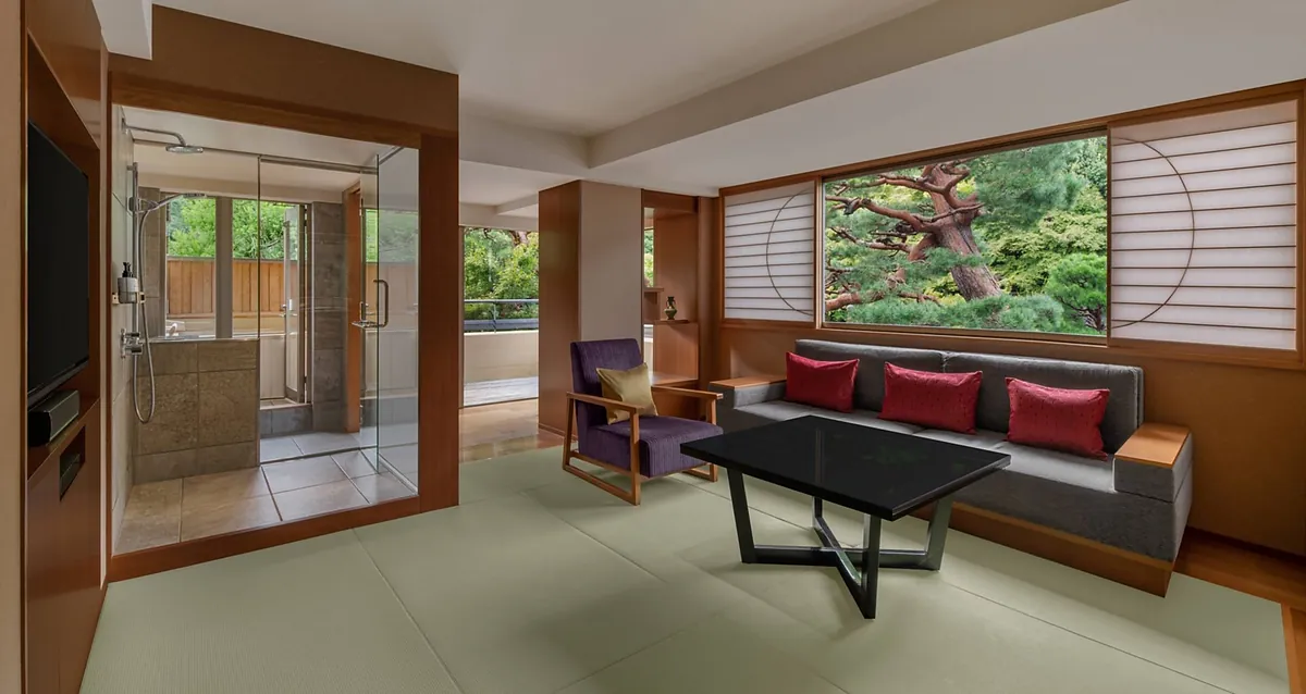 Suiran Kyoto, a sitting room with red cushions and a bath beyond the glass, Kyoto