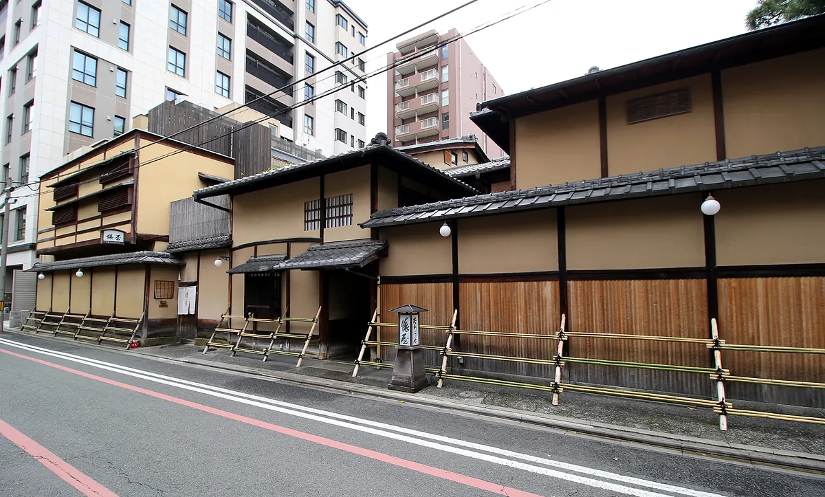 Tawaraya Ryokan, the machiya street facade on the corner, Kyoto