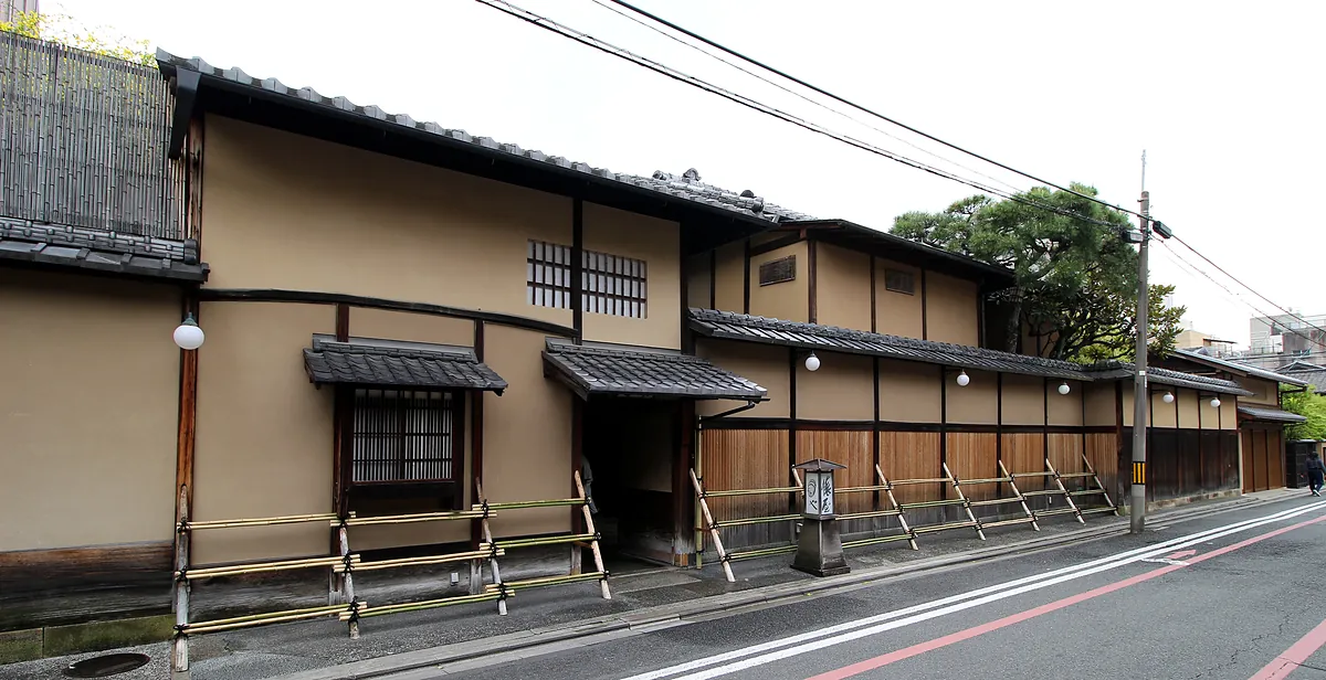 Tawaraya Ryokan, the long timber street frontage, Kyoto