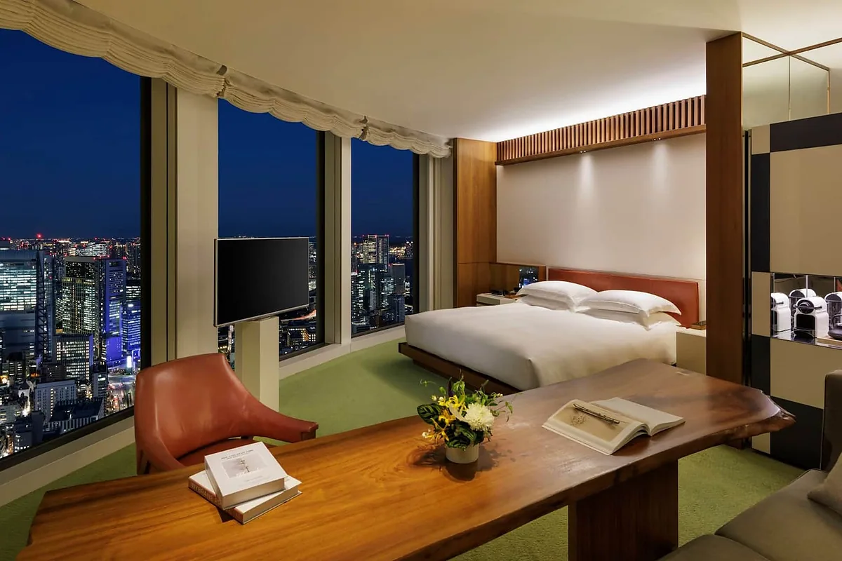 Andaz Tokyo Toranomon Hills, Toranomon Hills, Tokyo: guest room interior, photographed for Luxury Hotel Compare
