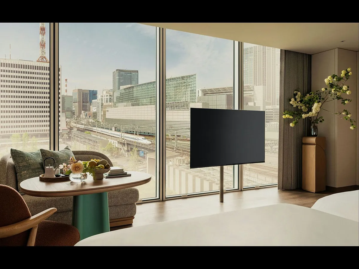Four Seasons Hotel Tokyo at Marunouchi room, Sezanne dining room and Tokyo Station view, frame 3