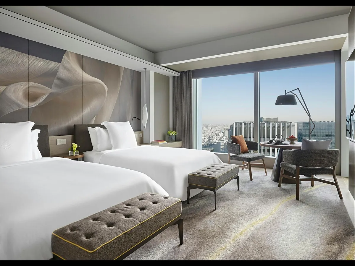 Four Seasons Hotel Tokyo at Otemachi guest room, VIRTU bar and Imperial Palace view, frame 1