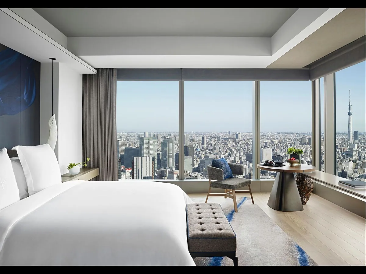 Four Seasons Hotel Tokyo at Otemachi guest room, VIRTU bar and Imperial Palace view, frame 2
