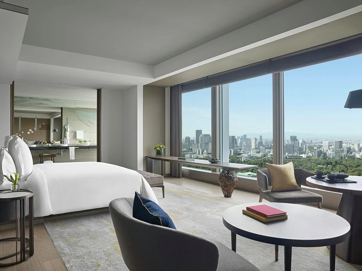 Four Seasons Hotel Tokyo at Otemachi guest room, VIRTU bar and Imperial Palace view, frame 3