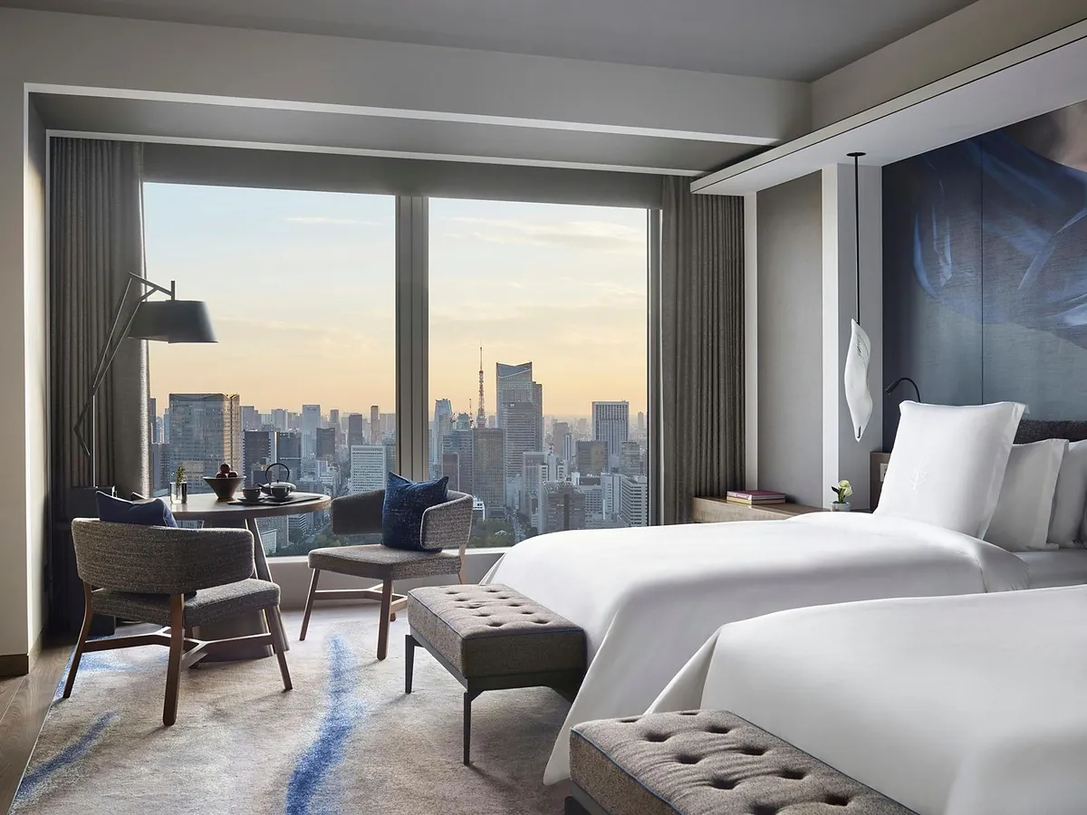 Four Seasons Hotel Tokyo at Otemachi guest room, VIRTU bar and Imperial Palace view, frame 4