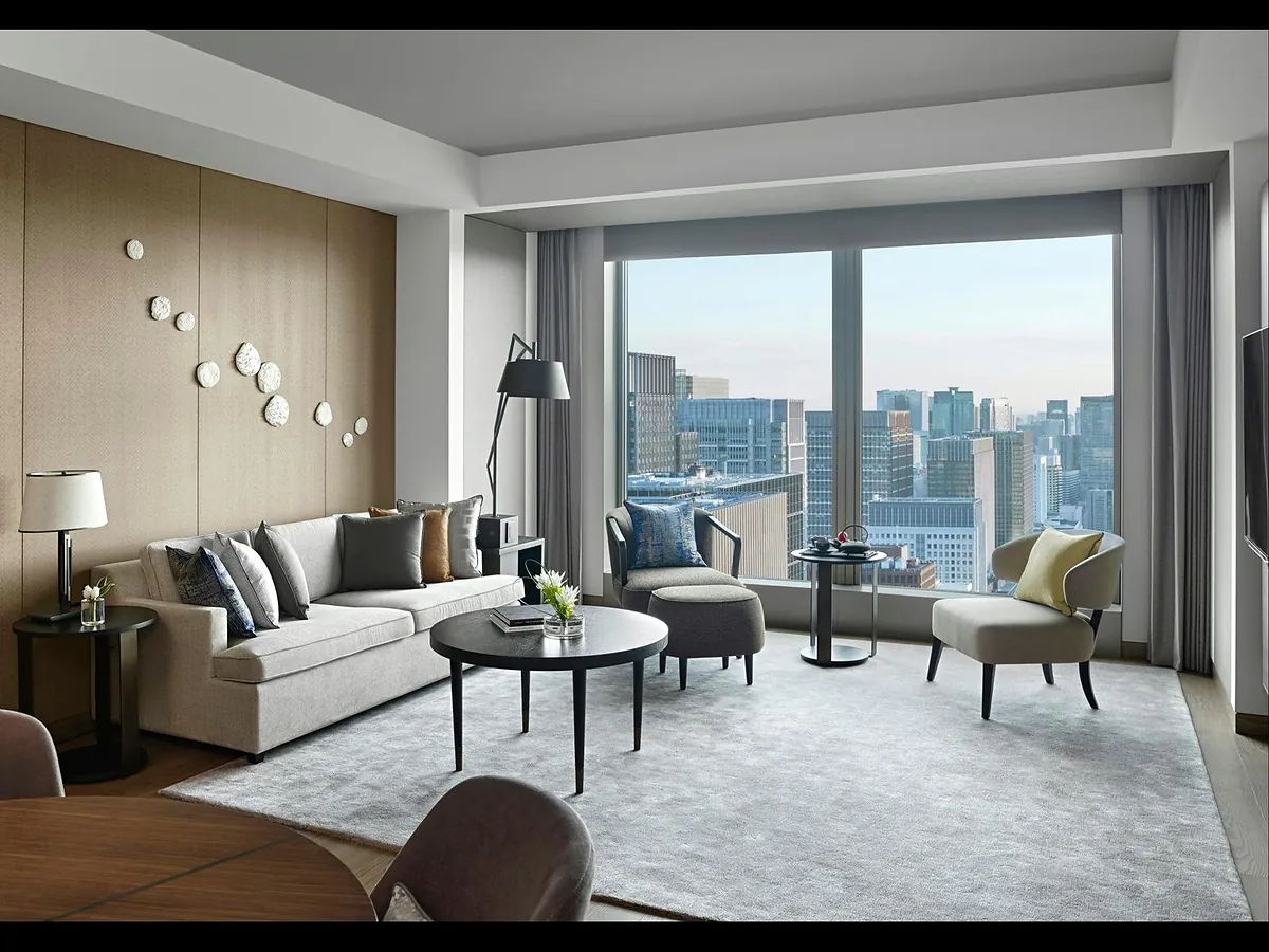 Four Seasons Hotel Tokyo at Otemachi guest room, VIRTU bar and Imperial Palace view, frame 5