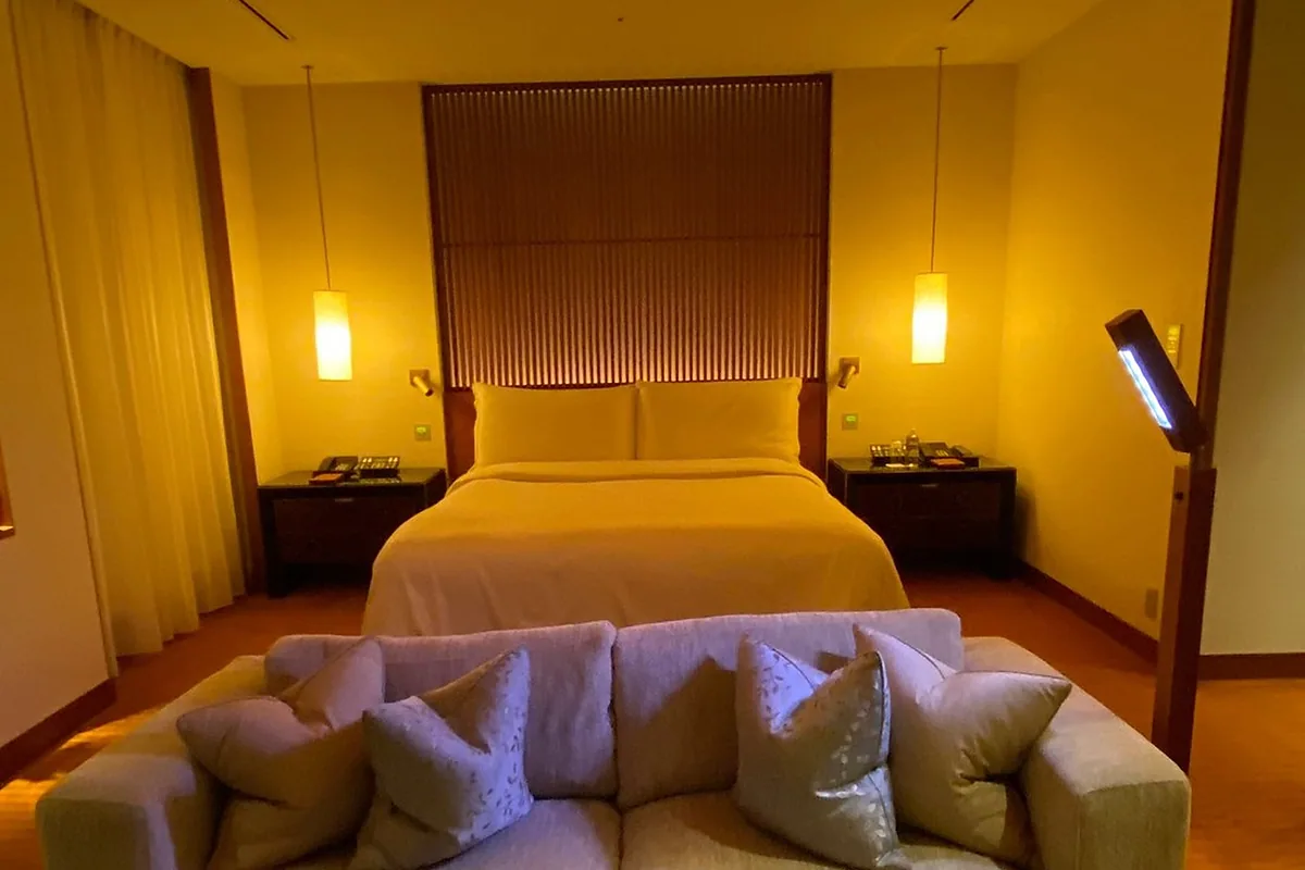 The Peninsula Tokyo, Yurakucho, Tokyo: guest room interior, photographed for Luxury Hotel Compare