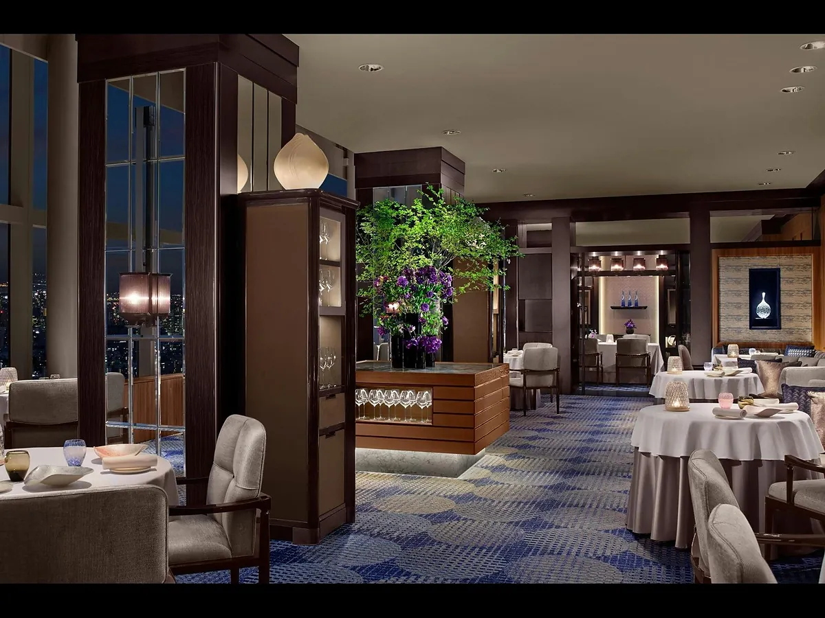 The Ritz-Carlton Tokyo room, Club Lounge and Mount Fuji view over Shinjuku, frame 2