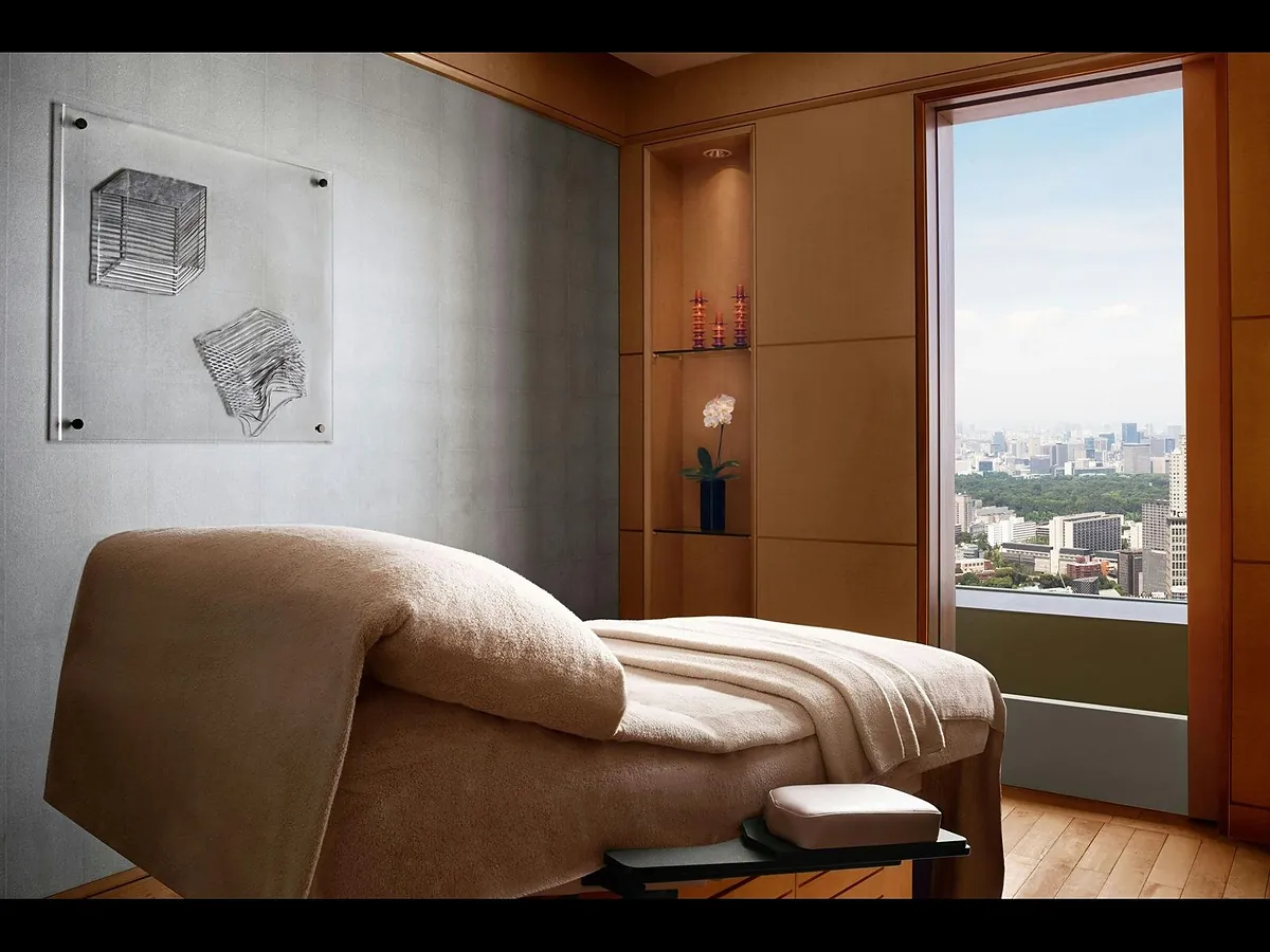The Ritz-Carlton Tokyo room, Club Lounge and Mount Fuji view over Shinjuku, frame 3