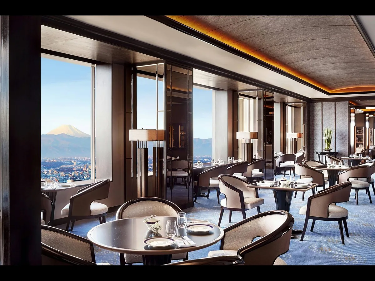 The Ritz-Carlton Tokyo room, Club Lounge and Mount Fuji view over Shinjuku, frame 5