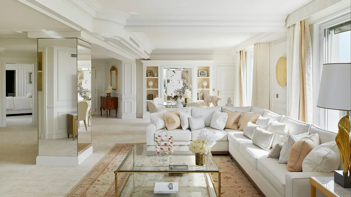 Le Cinq dining room at Four Seasons Hotel George V Paris