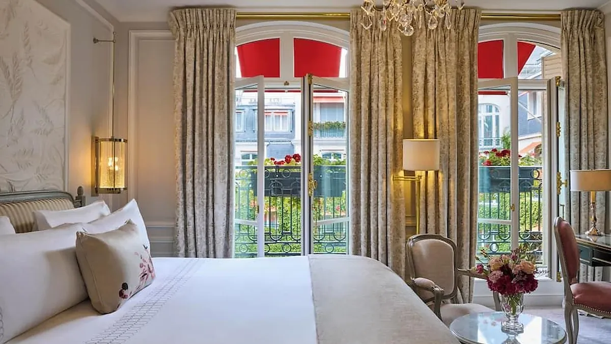 Alain Ducasse au Plaza Athénée dining room with Swarovski chandeliers