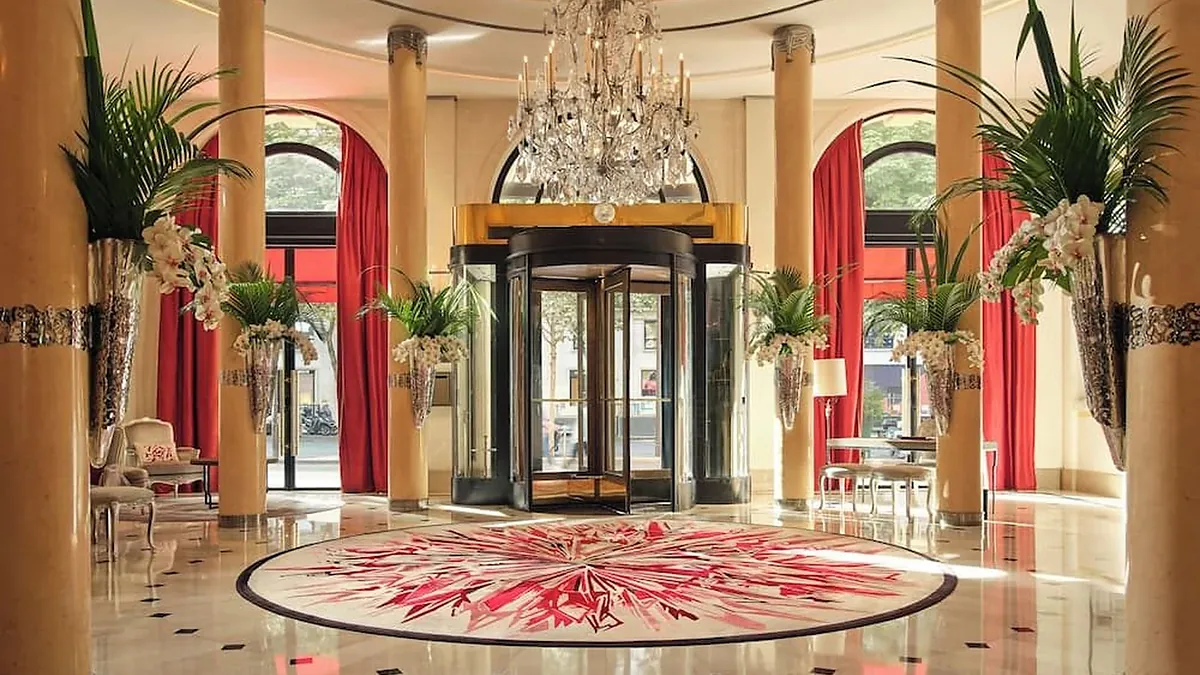 La Galerie lounge at Hôtel Plaza Athénée Paris