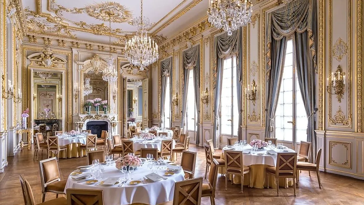 Suite at Shangri-La Paris with a full frame view of the Eiffel Tower through the window