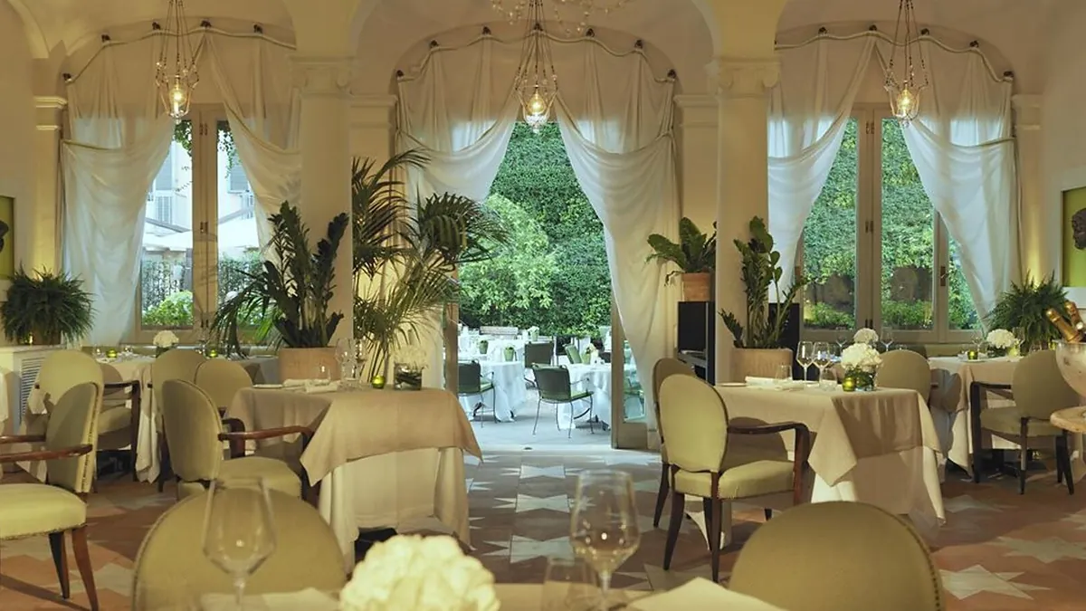 Le Jardin de Russie restaurant interior with immersive artwork