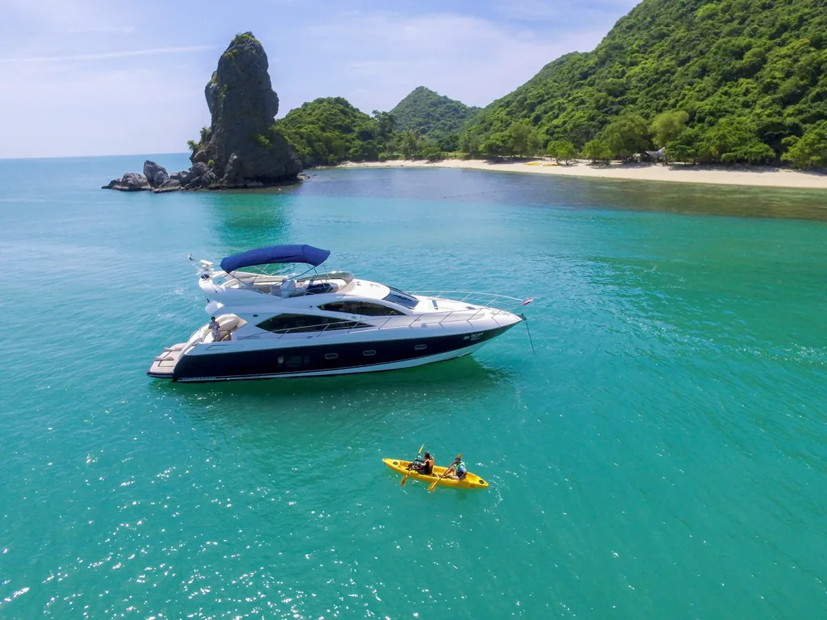 Private yacht excursion through Angthong Marine Park